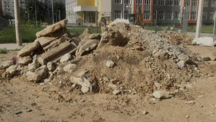 В Астрахани застройщик оштрафован за гору мусора около школы