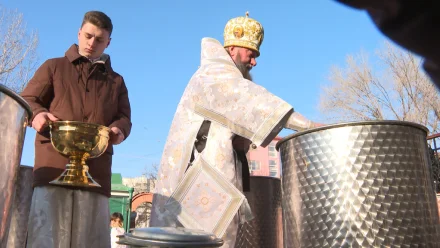 В астраханских храмах провели чин освящения воды в Крещенский сочельник