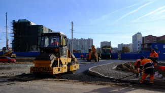 В Астрахани с опережением графика обустраивают подъезд к будущей поликлинике 