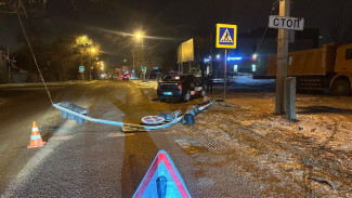 В Астрахани иномарка врезалась в светофор