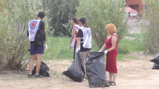 В Астрахани коммунальщики, депутаты и волонтёры очистили берега от мусора