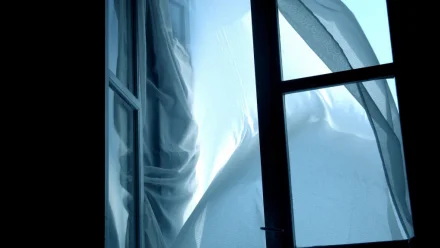 В Астрахани на улице Космонавтов 32-летний мужчина выпал из окна