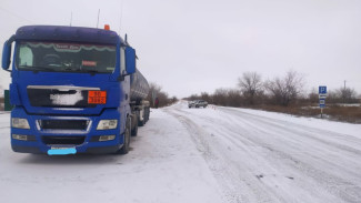 На трассе в Астраханской области столкнулись легковушка и газовоз