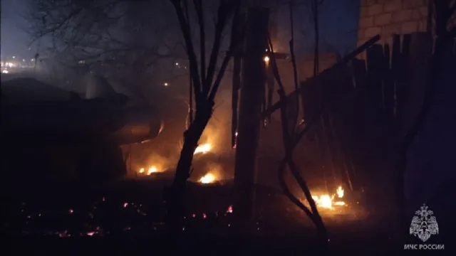 Крупный пожар произошёл в Ленинском районе Астрахани