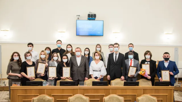 В Астрахани наградили волонтёров, помогающих пожилым людям в период коронавируса