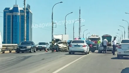В Астрахани в тройном ДТП на Новом мосту пострадали 2 человека