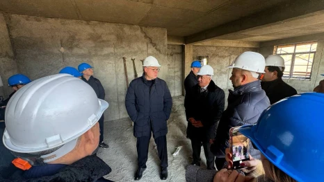 Игорь Бабушкин проверил ход строительства детсада в Азербайджане