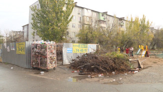 В одном из спальных районов Астрахани детская площадка соседствует с мусорной свалкой