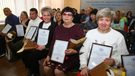 В Астрахани наградили врачей, которые проводили диспансеризацию детей в ЛНР