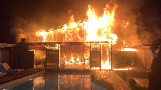 В Астрахани ночью сгорел жилой дом на площади 168 квадратных метров