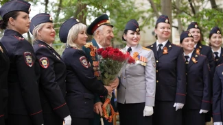 В Астрахани полицейские организовали «Парад у дома ветерана»