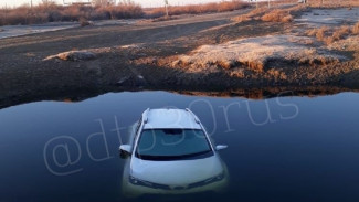 В Астраханской области водитель на автомобиле съехал в воду и погиб