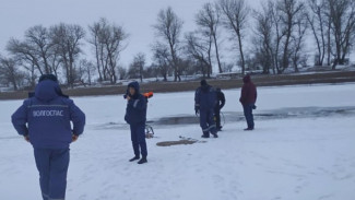 Под Астраханью из реки достали тело пропавшей 45-летней женщины