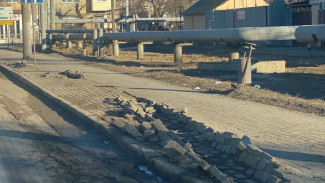 В Астрахани ищут водителя авто, разбившего тротуар на Николая Островского