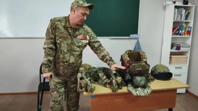 В астраханской школе ветеран СВО провел урок мужества для школьников