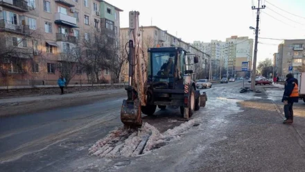 На улицах Астрахани устраняют наледь, образовавшуюся из-за аварий на сетях водопровода