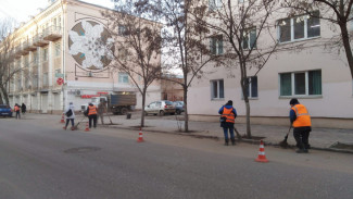 В Астрахани очистили от грязи улицу Коммунистическую
