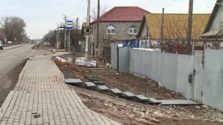 В Астрахани труженице тыла помогли обустроить проход к дому