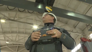 Специалисты АТРЗ начали использовать радиопульты для управления заводскими кранами