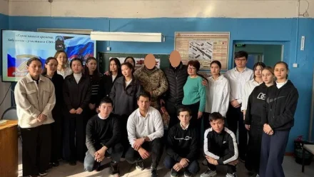 В астраханской школе участники СВО провели урок мужества для старшеклассников