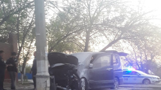 В Астрахани водитель минивэна въехал в опору ЛЭП