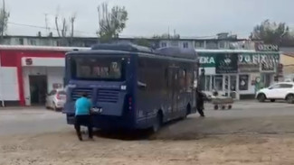 В Астрахани автобус без водителя протаранил автомобиль