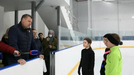 Игорь Бабушкин встретился с фигуристками, прибывшими в Астрахань из Донбасса
