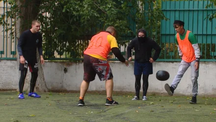 В Астрахани активисты проводят матчи по древнерусской игре в мяч 