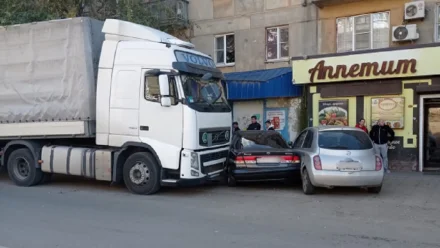 В Астрахани задержали неадекватного водителя фуры, совершившего два ДТП