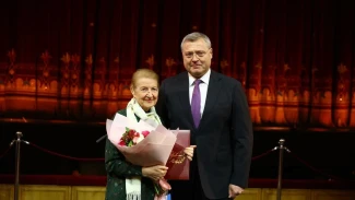 Глава Астраханской области вручил награды деятелям культуры в праздничный день
