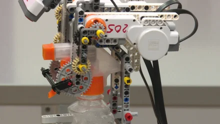 Астраханские школьники разработали робота-дозатора для дезинфицирующих средств