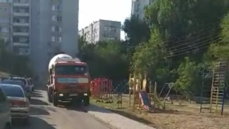 Астраханцы запечатлели, как спецтехника ездит по новому тротуару