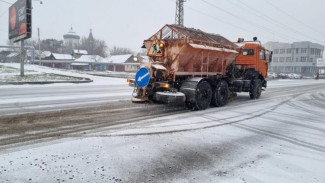 Коммунальные службы Астрахани борются с последствиями снегопада