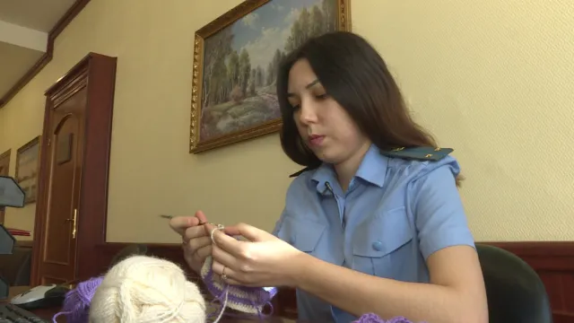 В Астрахани сотрудница УФССП вяжет одежду для недоношенных детей