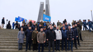 Игорь Бабушкин и Бату Хасиков почтили память воинов 28-й Армии