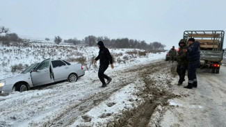 Астраханские госавтоинспекторы оказывают помощь на заснеженных дорогах