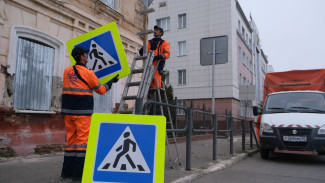 В Астрахани заменяют старые дорожные знаки на новые