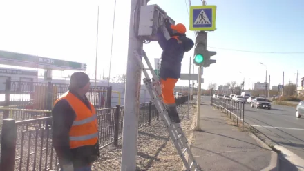 В Астрахани на перекрёстках запустили светофоры