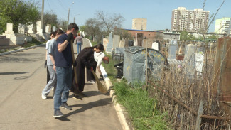 В Астрахани стартовал субботник по благоустройству воинских мемориалов