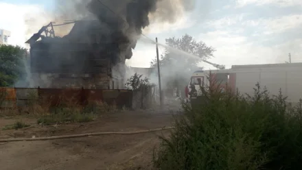 В Астрахани спасли людей при тушении крупного пожара 