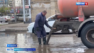 Коммунальщики Астрахани откачали с улиц более 3000 кубометров воды