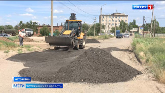В Астрахани дорожники подсыпят инертным материалом 13 улиц