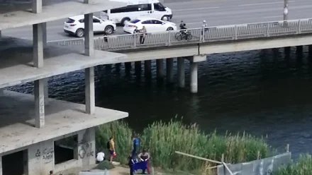 В Астрахани на Студенческой подросток упал с недостроенного здания