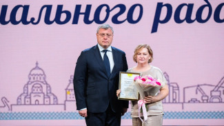 Астраханский губернатор вручил награды работникам соцсферы