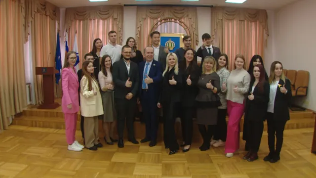 Членам молодёжного парламента Гордумы Астрахани вручили удостоверения