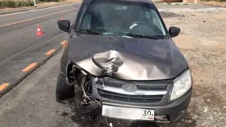 Под Астраханью водитель “Лады” снёс дорожный знак, есть пострадавшие