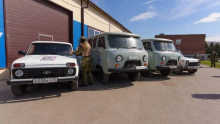 Игорь Бабушкин передал астраханским бойцам СВО автомобили