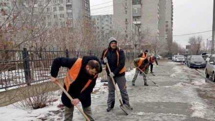 В Астрахани коммунальщики откачали с улиц 430 кубометров талых вод