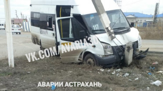 Под Астраханью водитель маршрутки с пассажирами въехал в столб