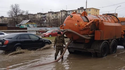 В Астрахани коммунальщики откачали около 300 кубометров воды